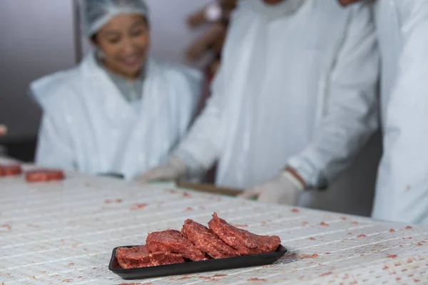 安排在托盘中的原料肉馅饼 — 图库照片