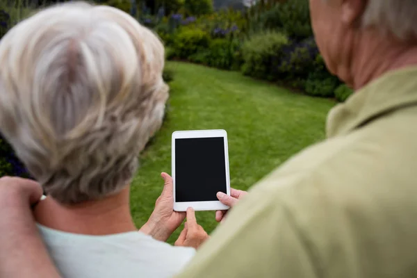 Oudere paar met behulp van digitale tablet — Stockfoto
