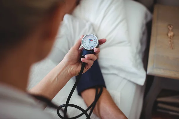 Enfermera control de la presión arterial de la mujer — Foto de Stock