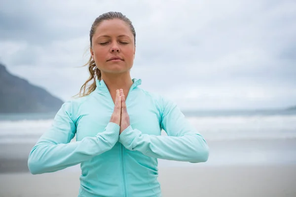 Vrouw uitvoeren van yoga op het strand — Stockfoto