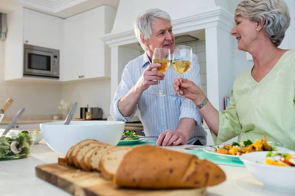 Senior pareja tostadas vasos de vino —  Fotos de Stock