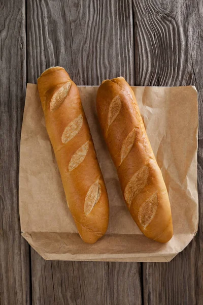 Baguette auf hölzernem Hintergrund — Stockfoto