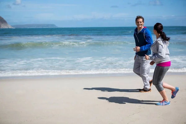 在海滩上慢跑的成熟夫妇 — 图库照片