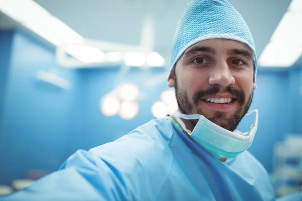 Portrét mužské chirurg s úsměvem — Stock fotografie