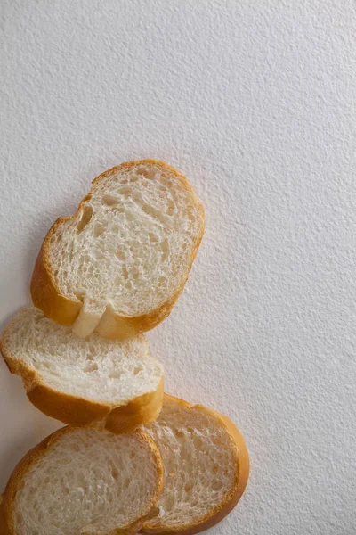Sneetjes brood op wit — Stockfoto