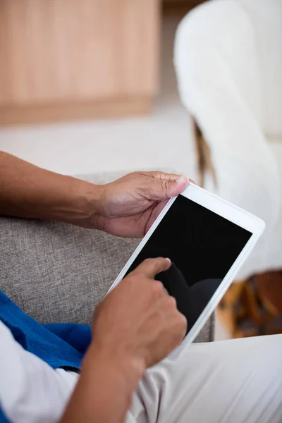 Senior nutzt digitales Tablet im Wohnzimmer — Stockfoto