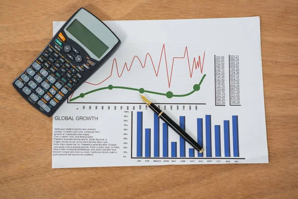 Gráfico com calculadora e caneta — Fotografia de Stock