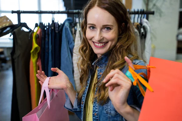 Kvinnan gör shopping på kläder butik — Stockfoto