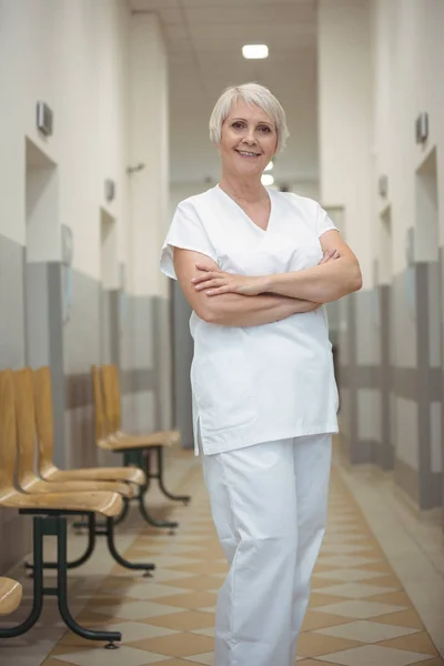Pielęgniarka kobieta stojąc w korytarzu — Zdjęcie stockowe