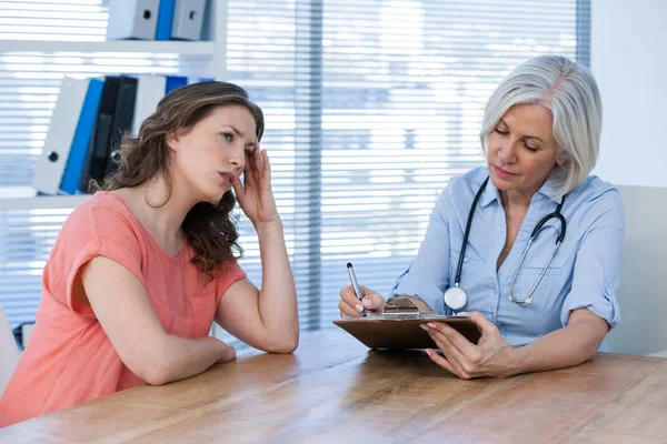 Médecin interagissant avec le patient — Photo