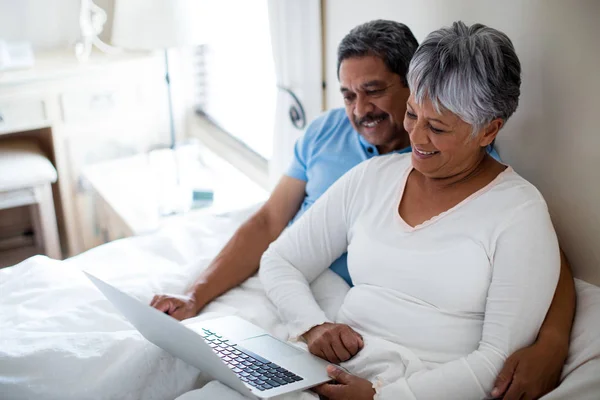 Idősebb pár használ laptop-hálószoba — Stock Fotó