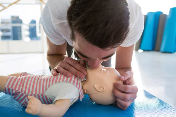 Lékař vykonávající resuscitace úst do úst — Stock fotografie