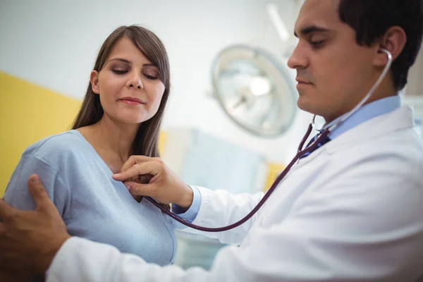 Doutor examinando uma paciente do sexo feminino — Fotografia de Stock