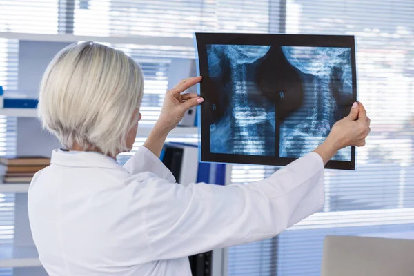 Vrouwelijke arts behandeling van x-ray verslag — Stockfoto