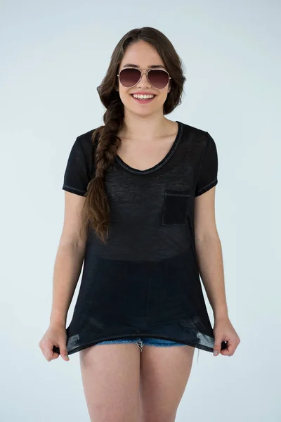 Женщина в черной футболке и горячих штанах — стоковое фото