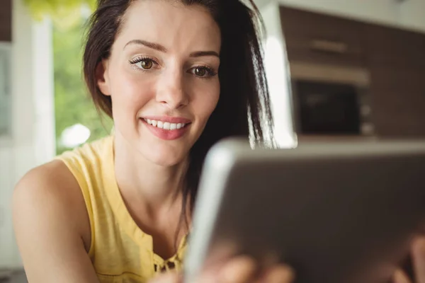 Mulher bonita usando Digital Tablet — Fotografia de Stock