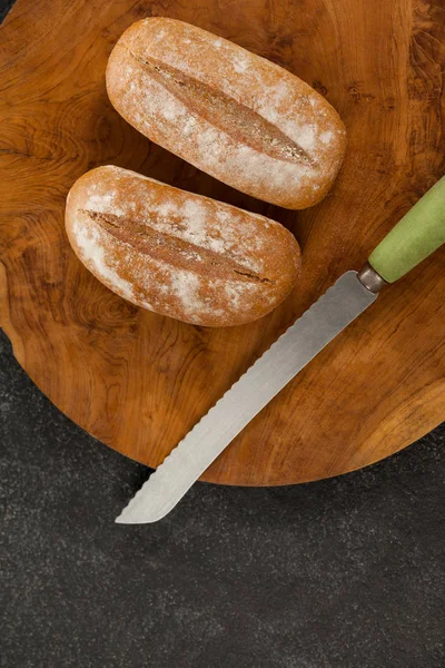 커팅 보드에 빵 빵 — 스톡 사진