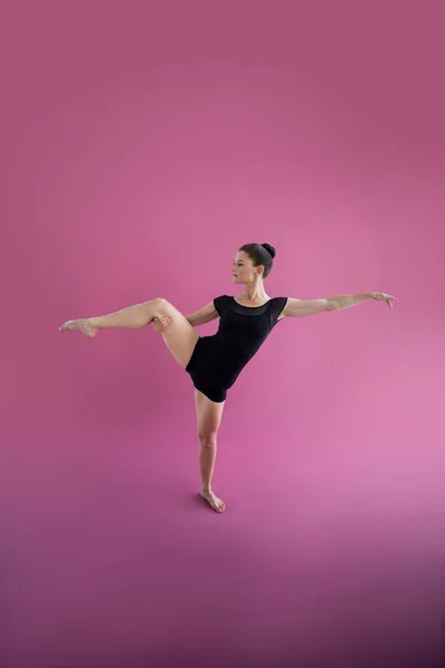 Танцор, практикующий современный танец — стоковое фото