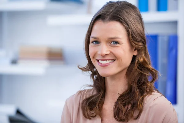 Schöne Frau lächelt in Klinik — Stockfoto