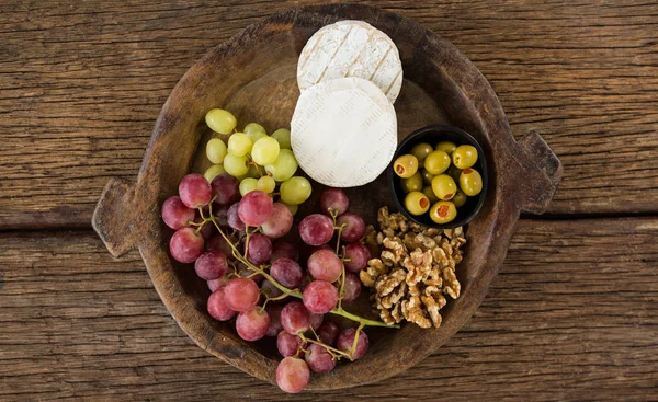 Ser, winogrona, oliwki i orzech — Zdjęcie stockowe