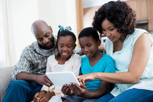 Pais e seus filhos usando tablet — Fotografia de Stock