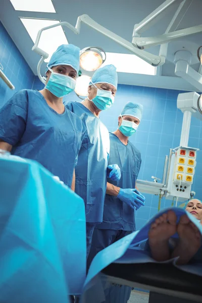 Cirurgiões realizando operação no teatro de operações — Fotografia de Stock