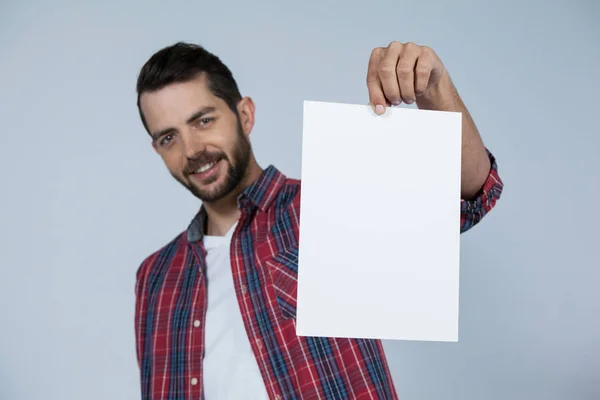 Homem confiante segurando um cartaz em branco — Fotografia de Stock