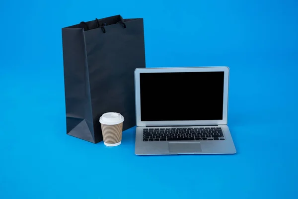 ショッピング バッグ、ラップトップで使い捨てのコーヒー カップ — ストック写真