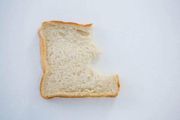 Tranche de pain avec bord cassé — Photo
