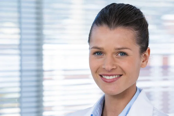 Sorridente medico femminile fiducioso — Foto Stock