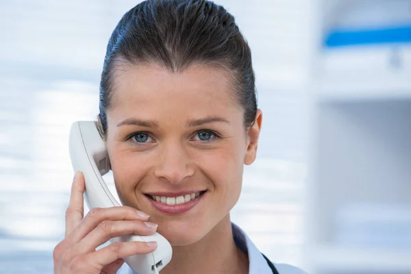 Medico femminile che parla al telefono — Foto Stock