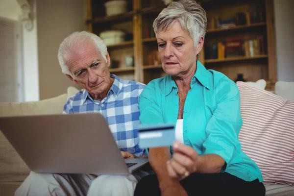 Senior koppel doen online winkelen — Stockfoto