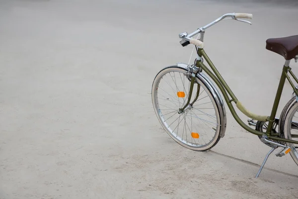 Bicicleta estacionária na praia — Fotografia de Stock