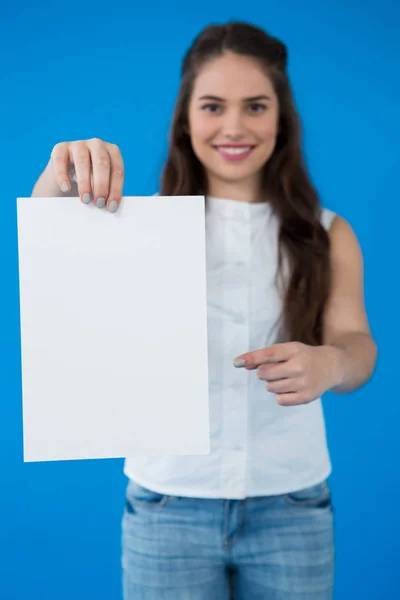 Γυναίκα που κρατά λευκή πινακίδα — Φωτογραφία Αρχείου