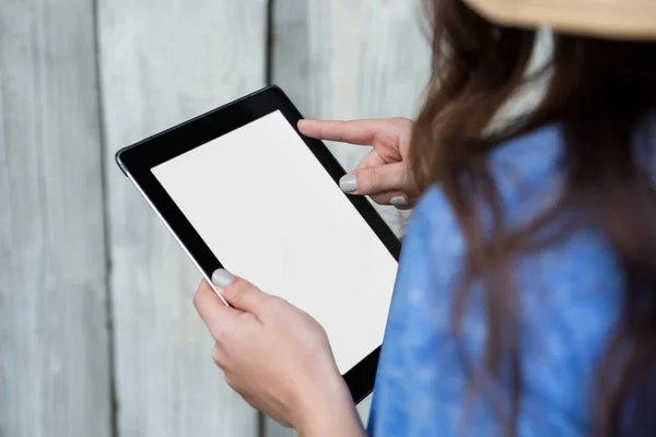 Mujer en top azul usando tableta digital — Foto de Stock