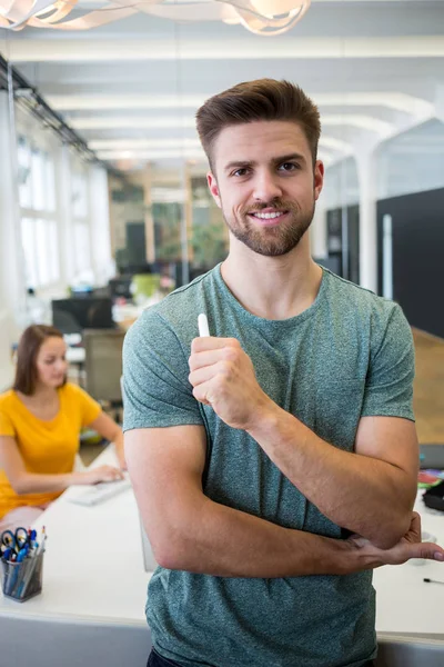 Grafisk designer stående med penna — Stockfoto