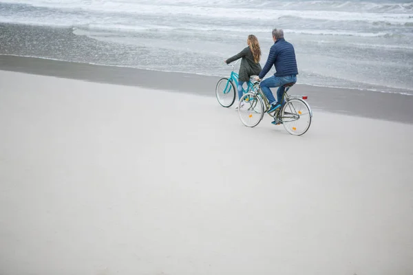 Пара їзда на велосипеді на пляжі — стокове фото