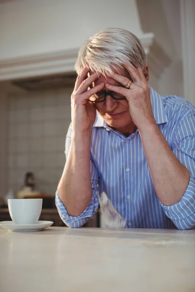 Bezorgd senior man zit met kopje koffie — Stockfoto