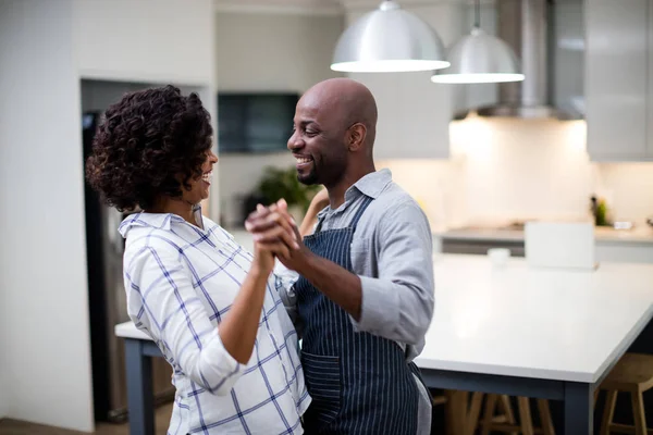 Pareja romántica bailando en la cocina — Foto de Stock