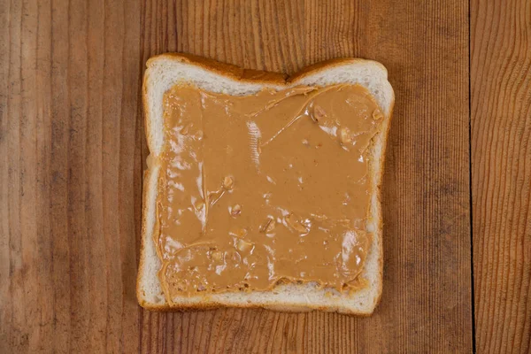 Plasterek chleba z masłem orzechowym — Zdjęcie stockowe