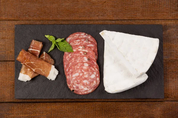 Ser Brie, salami, bazylia i pokrojone mięso — Zdjęcie stockowe