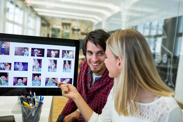 Diseñadores gráficos trabajando sobre portátil —  Fotos de Stock