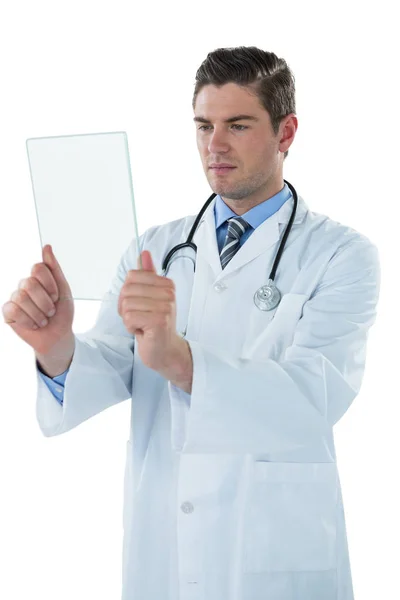 Αρσενικό doctor χρησιμοποιώντας ένα φουτουριστικό ψηφιακό tablet — Φωτογραφία Αρχείου
