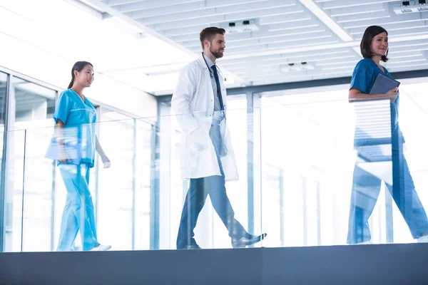 Médico con enfermeras caminando por el pasillo —  Fotos de Stock