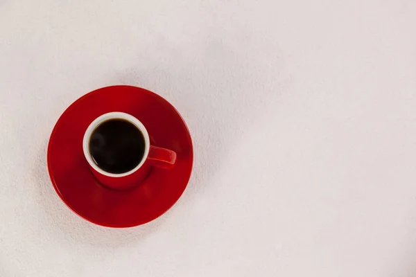 Rote Kaffeetasse auf Untertasse — Stockfoto