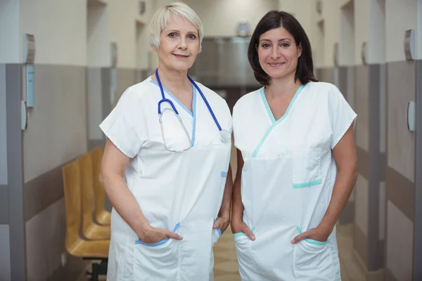 Kvinnliga sjuksköterskor står i korridoren — Stockfoto