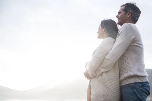 Coppia romantica che si abbraccia — Foto Stock