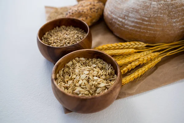 Brödloaves med vete korn och havre — Stockfoto