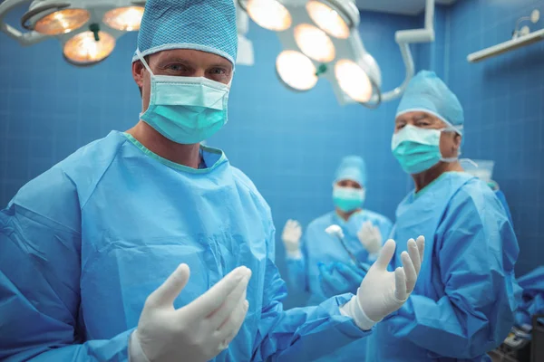 Cirurgião vestindo máscara cirúrgica no teatro de operação — Fotografia de Stock