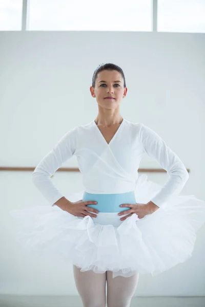 Permanent in de studio van ballet ballerina — Stockfoto